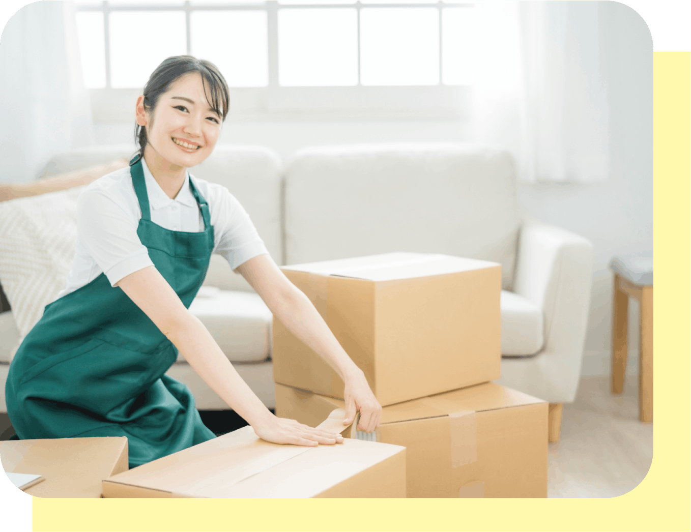 荷物の梱包をしている女性の写真
